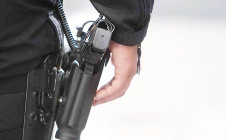فاس .. عناصر الشرطة تضطر لاشهار أسلحتها الوظيفية لتوقيف شخص وابنه