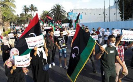 ليبيا..حرق مقر مجلس النواب وأعلام القذافي تعود في المظاهرات