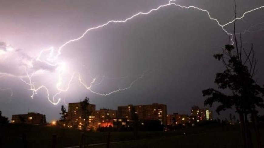 زخات رعدية محليا قوية في هذه المناطق