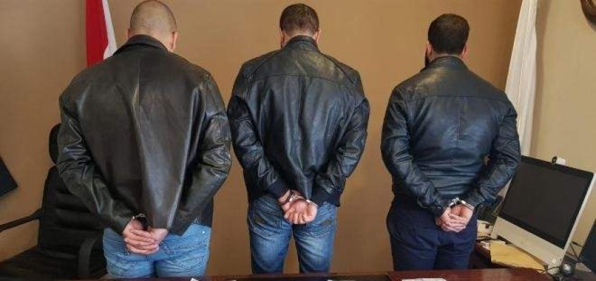 وقيف ثلاثة أشخاص للاشتباه في ارتباطهم بشبكة إجرامية تنشط في ترويج المخدرات والمؤثرات العقلية