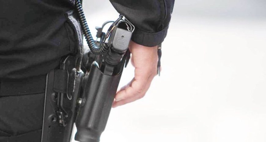 فاس .. عناصر الشرطة تضطر لاشهار أسلحتها الوظيفية لتوقيف شخص وابنه