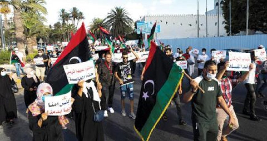 ليبيا..حرق مقر مجلس النواب وأعلام القذافي تعود في المظاهرات
