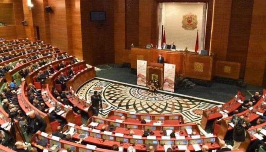 المصادقة على مقترح قانون يتعلق بموظفي الإدارات العمومية بمجلس المستشارين
