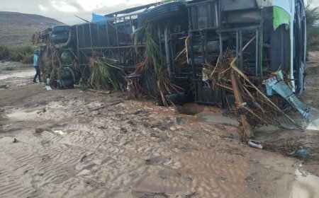 مصرع شخصين و14 في عداد المفقودين إثر انجراف حافلة للركاب بفعل السيول