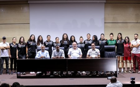 رئيس جامعة السلة يجتمع بمنتخبات اقل من 18 سنة المشاركين في كأس العالم وكأس افريقيا.