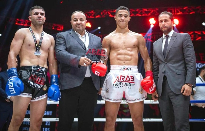 المغربي محمد ياسين محسون يفوز بمباراته خلال ليلة القتال للمواي طاي بمدينة أبوظبي .