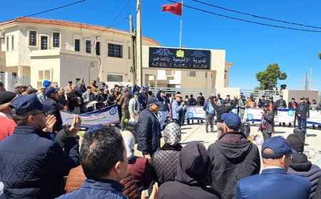 بالحاجب.. نقابة المتصرفين التربويين تحتج وتهدد بالتصعيد