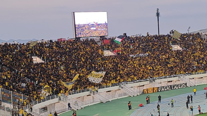 المغرب الفاسي يستقبل الرجاء الرياضي في غياب لأنصار الفريق الضيف