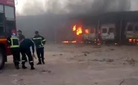 حريق مهول يلتهم خمس مركبات تابعة لجماعة الفرائطة والتحقيق يقود إلى ثلاثة أطفال