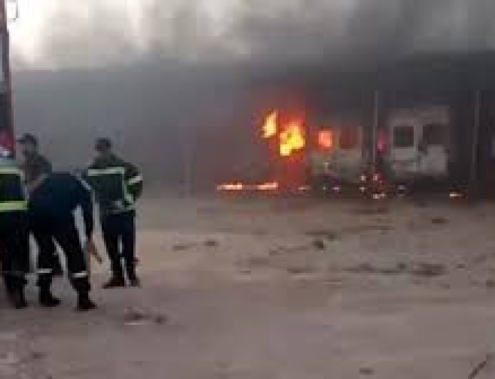 حريق مهول يلتهم خمس مركبات تابعة لجماعة الفرائطة والتحقيق يقود إلى ثلاثة أطفال