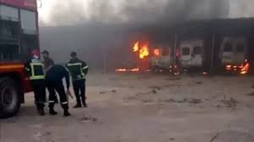 حريق مهول يلتهم خمس مركبات تابعة لجماعة الفرائطة والتحقيق يقود إلى ثلاثة أطفال