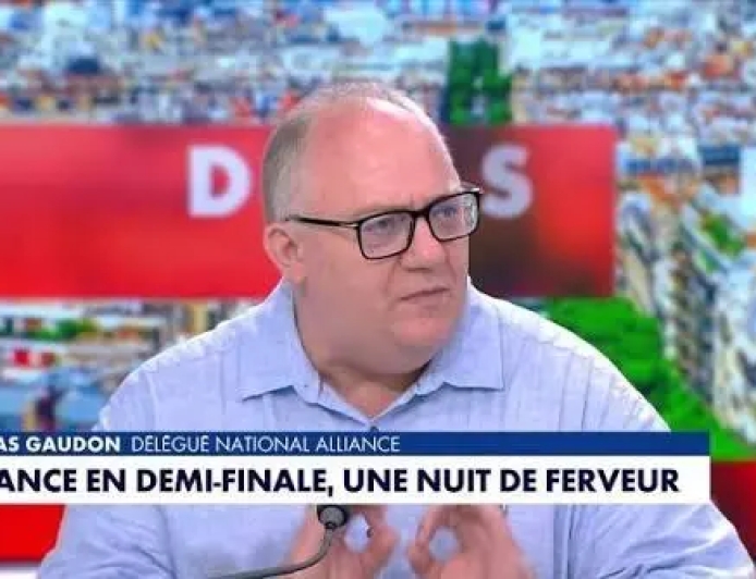 مسؤول أمني فرنسي: عناصر أمنية رصدت جزائريين يرتدون قمصان المنتخب المغربي لإثارة الفوضى