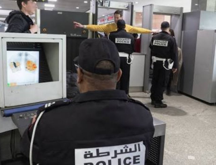 توقيف ألماني من أصول كوسوفية بمطار محمد الخامس مبحوث عنه دولياً في قضايا مخدرات وإضرام النار