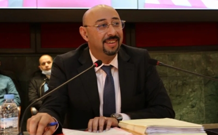 عمدة طنجة يعود من إسبانيا وسط تحقيقات انتخابية