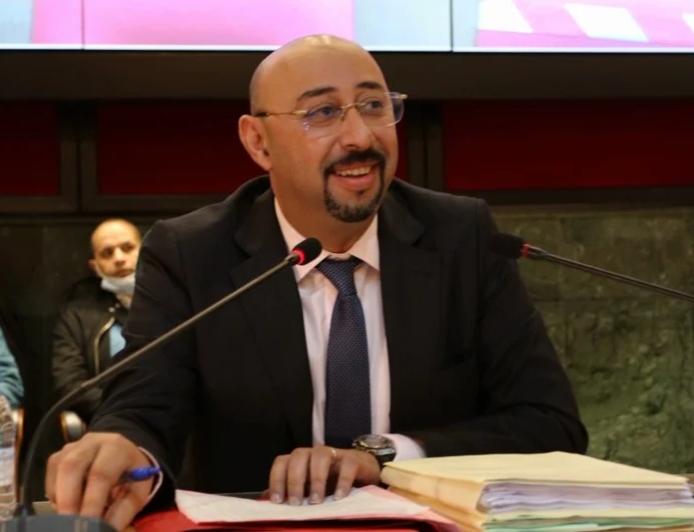 عمدة طنجة يعود من إسبانيا وسط تحقيقات انتخابية