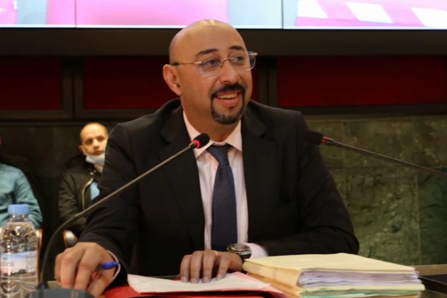 عمدة طنجة يعود من إسبانيا وسط تحقيقات انتخابية
